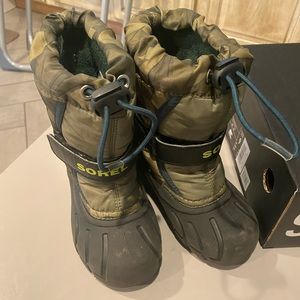 Kids Sorel “Flurry” winter boots olive green and black VGUC